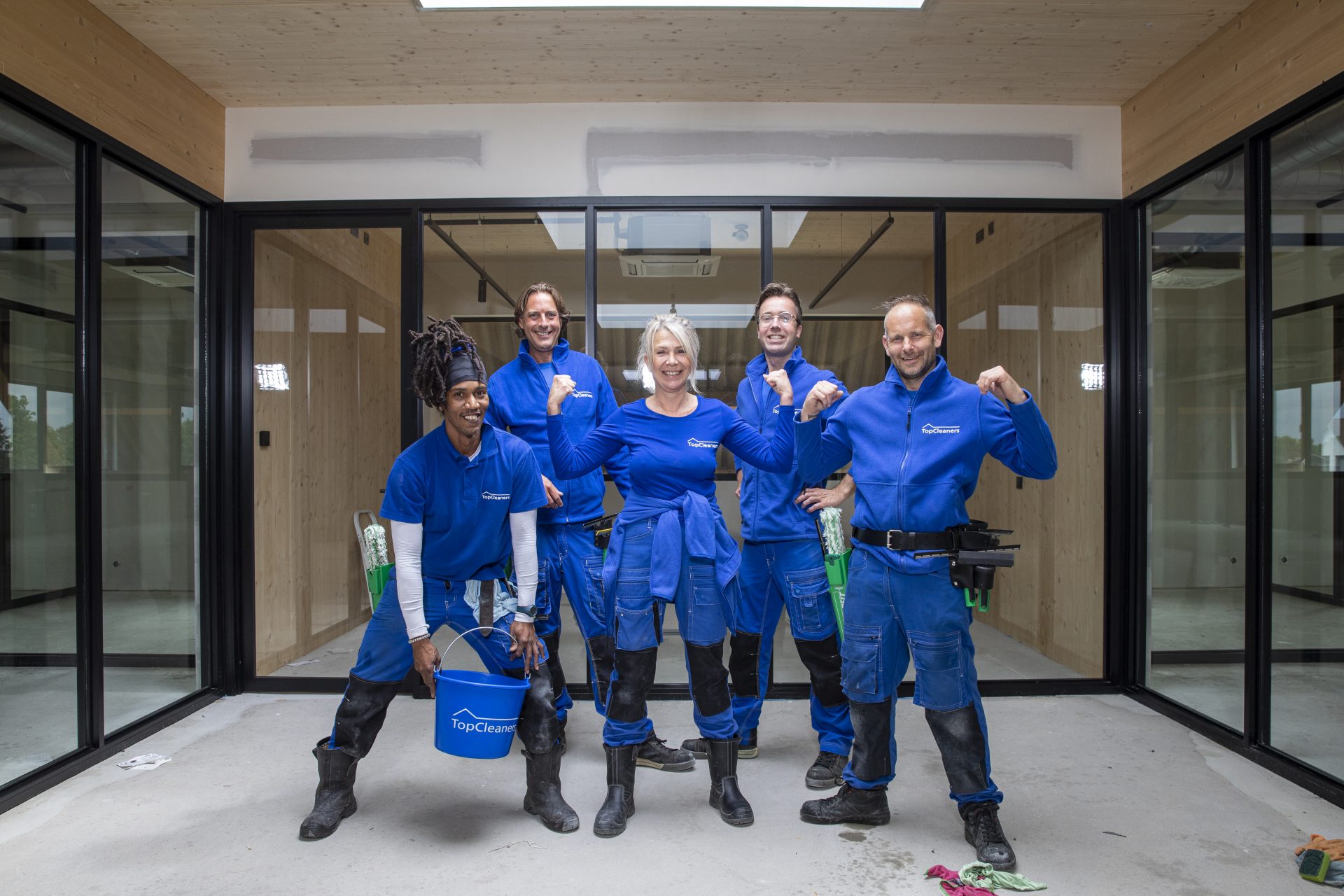Opleveringsschoonmaak groepsfoto vloeronderhoud