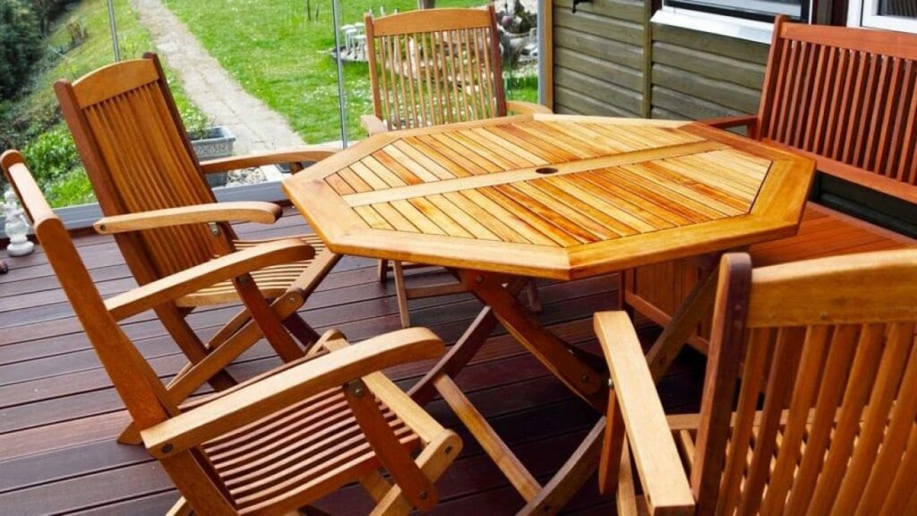 Tuinmeubelen schoonmaken